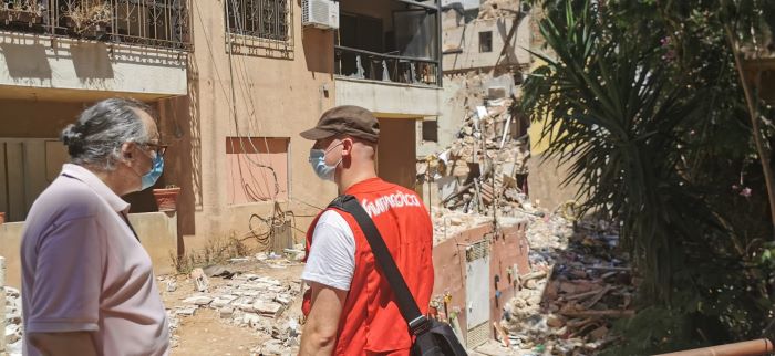 Roland im Gespräch mit einem Betroffenen. Foto:humedica