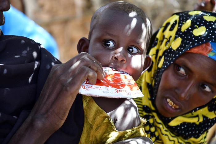Hunger ist eines der größten Probleme in Konflikten. Wie auf diesem Foto helfen wir auch mit Nahrungsmittelpaketen. Foto: Wolfgang Zwanzger
