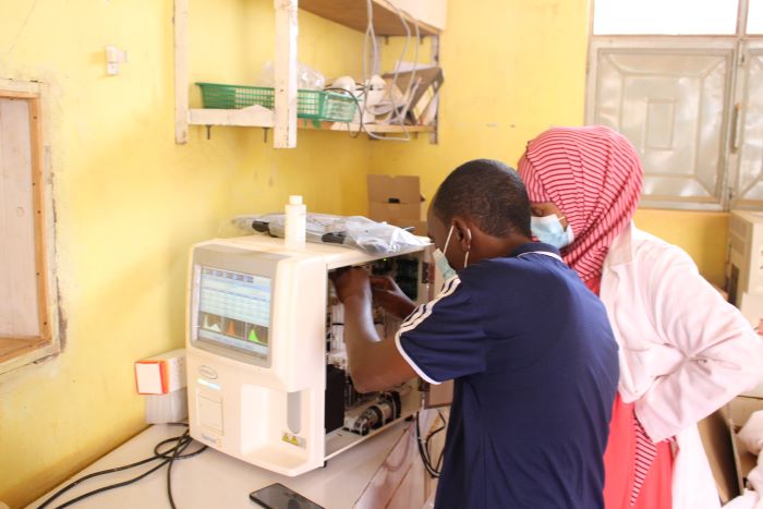 Ersatzteile und Techniker zur Reparatur medizinischer Geräte zu finden ist in der Dollo Region schwierig. Vieles muss selbst erledigt werden. Foto:humedica