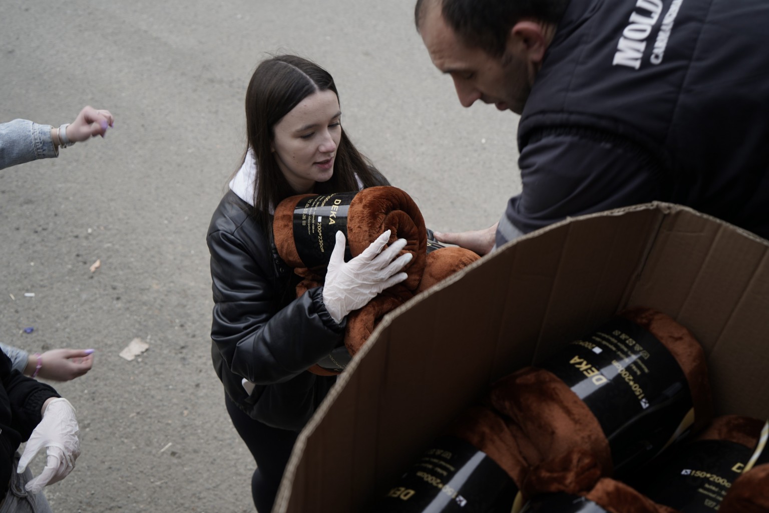 Neben medizinischen Einsatzteams hilft humedica auch mit Hilfsgütern, wie warmen Decken, die an Partner in Rumänien geschickt und auf beiden Seiten der ukrainischen Grenze an Geflüchtete verteilt werden. Foto: humedica