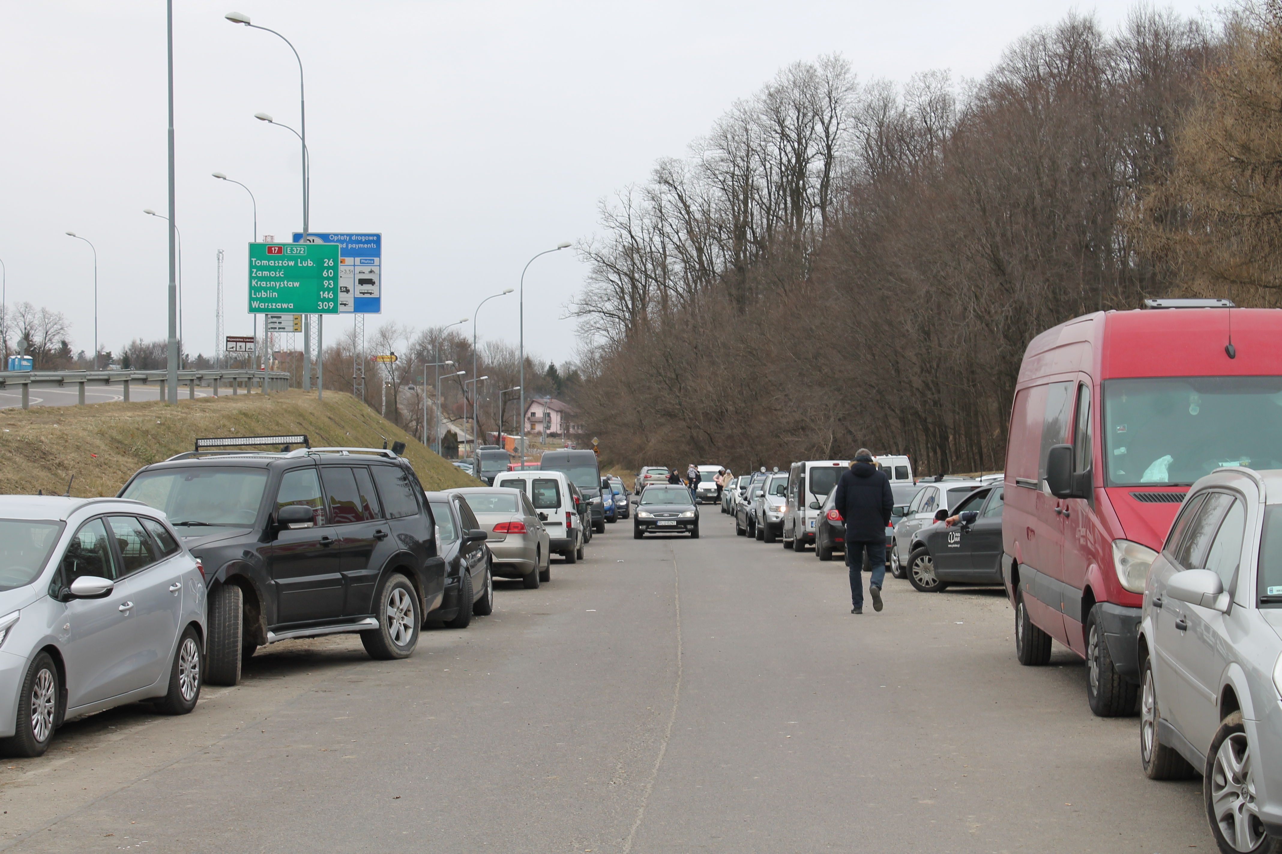 Autos stehen am Grenzübergang. Foto - Carolin Gißibl, humedica