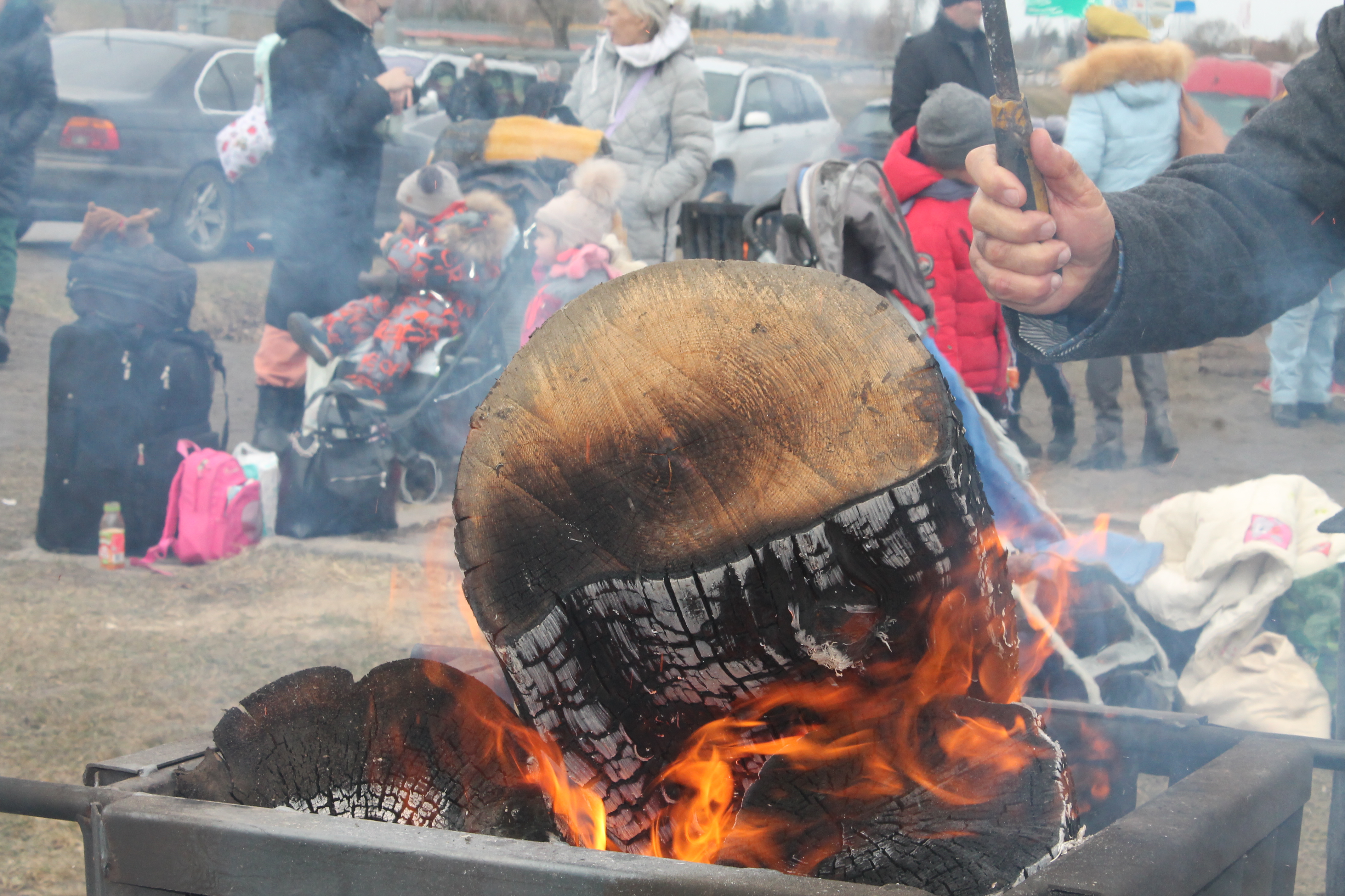 Feuer zum Wärmen für die Geflüchteten, die zum Teil mehrere Tage bei klirrender Kälte in ihren Autos ausharren. Foto - Carolin Gißibl, humedica