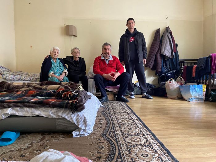 humedica-Mitarbeiter Tihomir Lipohar bei Denis und seiner Familie. Foto: humedica