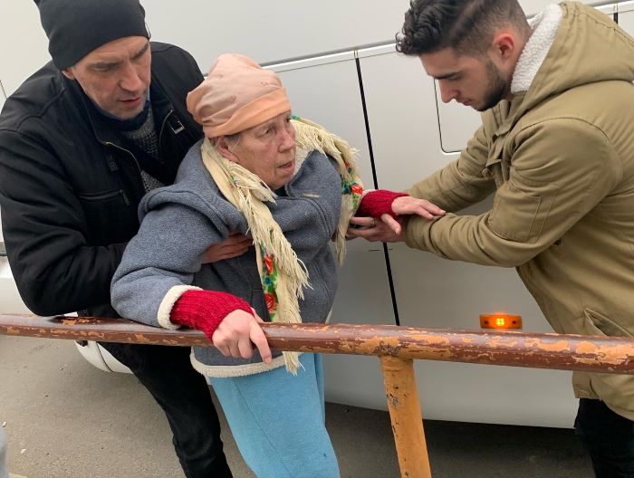 Vor allem älteren Menschen fallen die Beschwerden der Flucht schwer. Foto: PFR