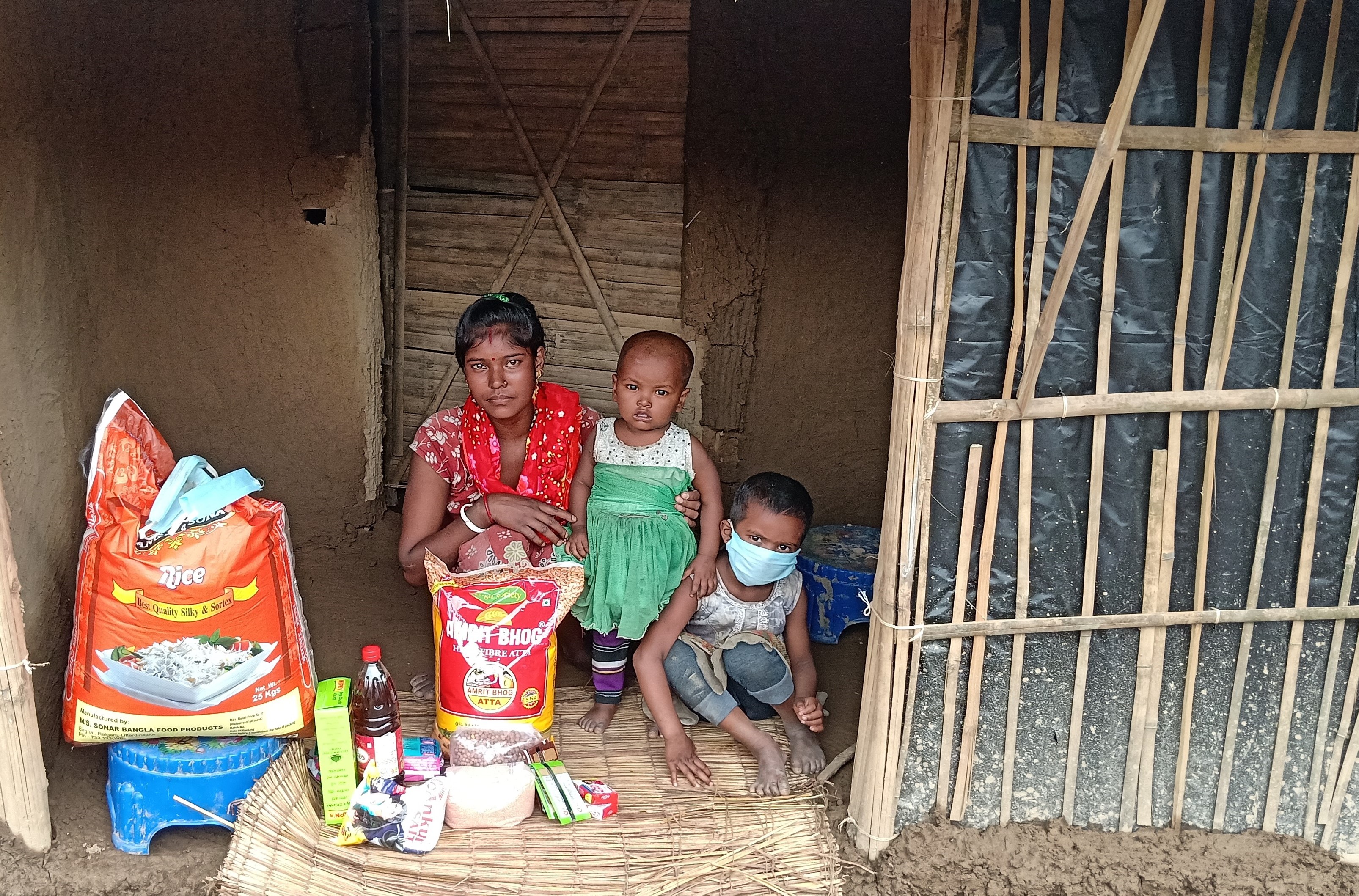Manju und ihre zwei Kinder hatten nichts mehr zu Essen als sie die Lebensmittelpakete von humedica erhielten. Foto: humedica