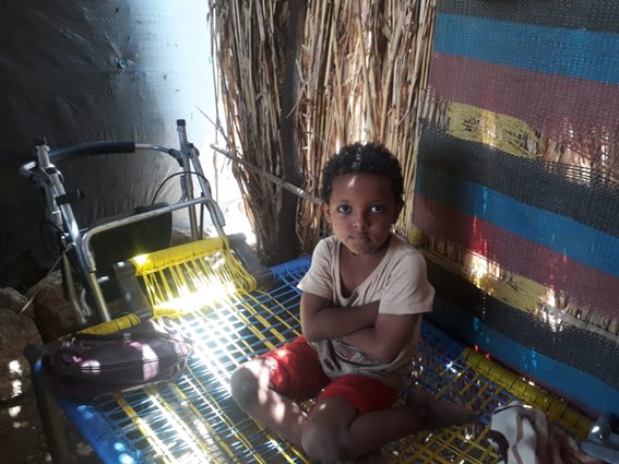 Melyes kann aufgrund seiner Erkrankung nur sitzen oder liegen. Dank der Unterstützung von humedica hat er wieder eine Perspektive, in die Schule zu gehen. Foto: Wedco