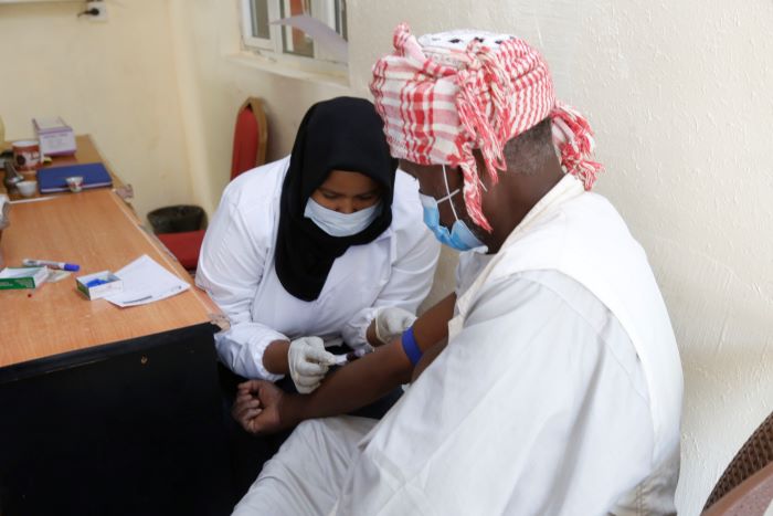 Alltägliche medizinische Behandlungen können in den Flüchtlingslagern selbst durchgeführt werden. Für schwerere Fälle übernimmt humedica die Überweisung zu weiteren Ärzten. Foto: Wedco