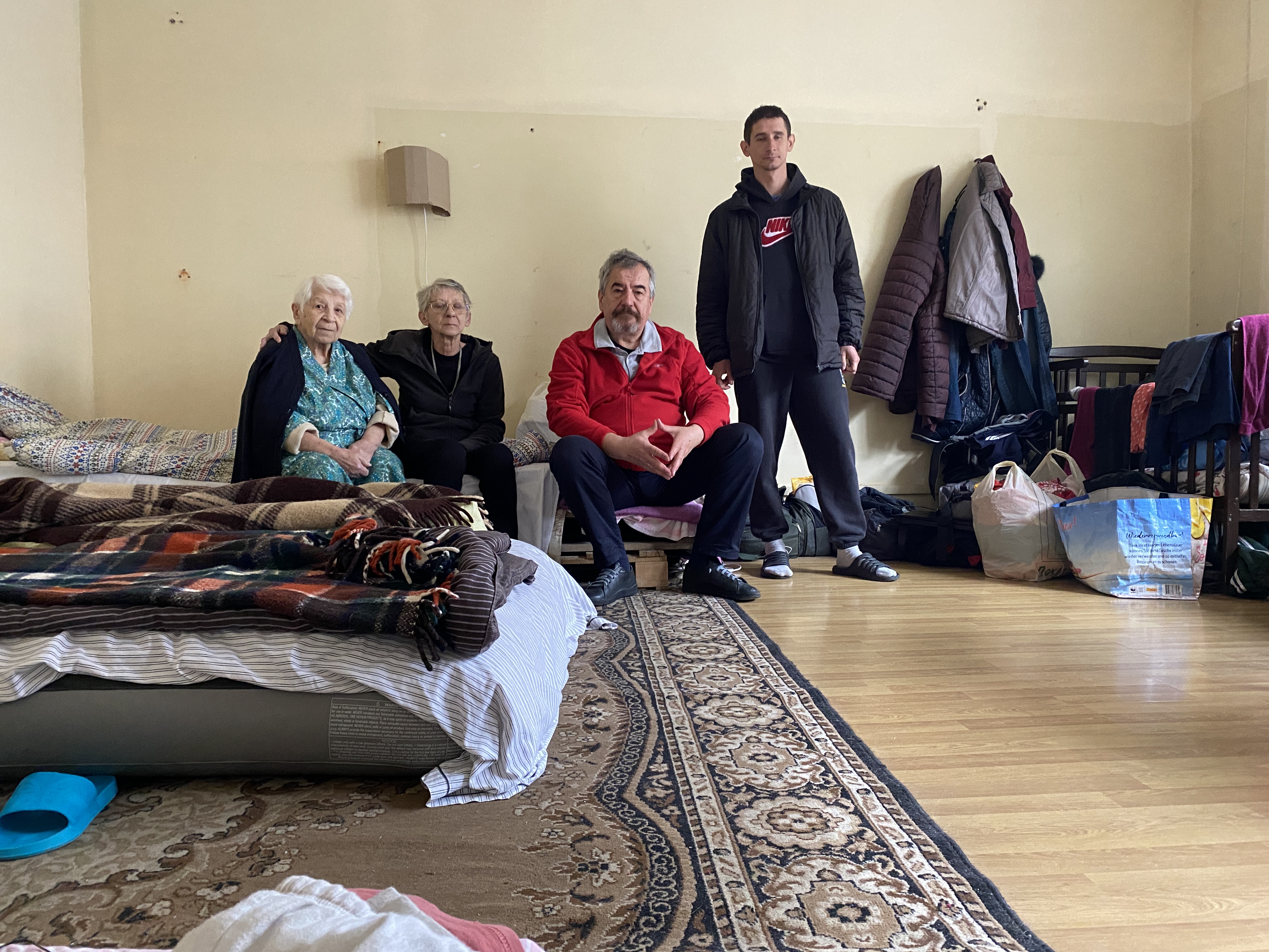 humedica Mitarbeiter Tihomir Lipohar mit Kateryna und ihrer Familie. Foto: humedica