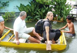 Auch Tage nach der Katastrophe mussten humedica-Mitarbeiter per Floß zu den Patienten gebracht werden. Foto: humedica