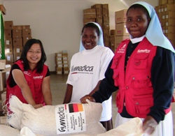 Zusammen mit lokalem Fachpersonal kämpfen humedica-Mitarbeiter (auf dem Bild Rosalyn Hoppe) für bessere Lebensumstände. Foto: humedica