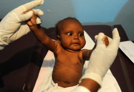 Im "Krankenhaus der Hoffnung" geben Neugeborene den humedica-Helfern neue Kraft. Foto: humedica/Jens Großmann