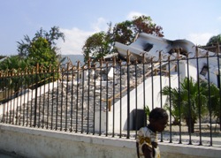 In Port-au-Prince liegen viele Häuser in Trümmern. Foto: humedica/Michael Krimpmann