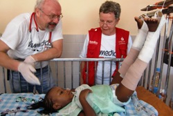 Dr. Ulrich Seeman bei der Visite einer seiner vielen Patienten. Foto: humedica