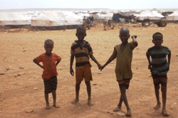 Diese Kinder sind in Dollo Ado in einem der zahlreichen Flüchtlingslager untergekommen. Foto: humedica/Daria Napieraj