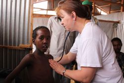 Geschwächt durch die Unterernährung, können auch normalerweise harmlos verlaufende Krankheiten schnell zur Lebensbedrohung werden. Foto: humedica/Sven Ramones