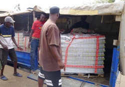 Verladung eines Teiles der Güter des humedica-Hilfsfluges in Kenia. Foto: humedica/Florian Klinner