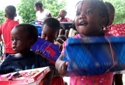 Dieses Weihnachtsfest wird für viele Kinder in Haiti das zweite sein, an dem sie "Geschenke mit Herz" erhalten. Foto: humedica/Ruth Bücker