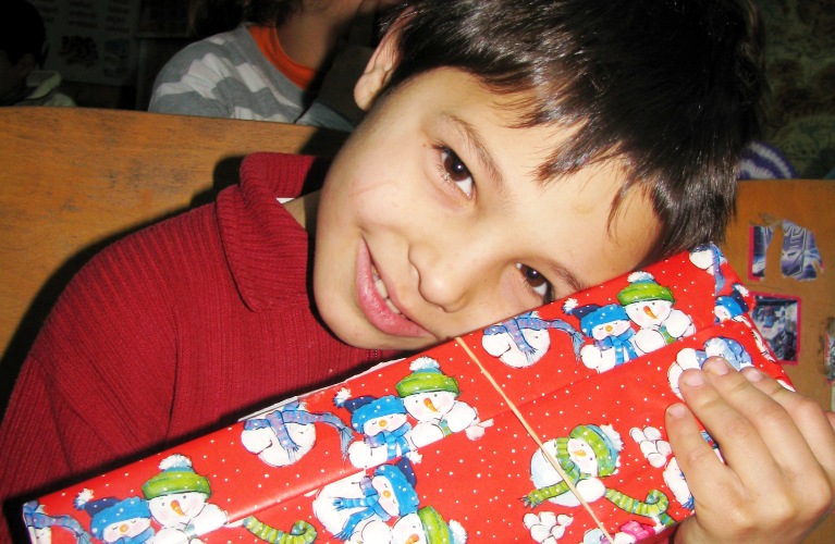 Die Vorbereitungen für die große humedica-Weihnachtspäckchenaktion „Geschenk mit Herz" laufen schon jetzt auf Hochtouren. Foto: humedica