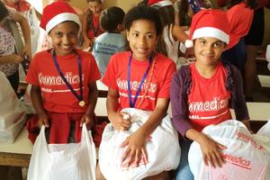 In weiter entfernten Projektländern packthumedicadie „Geschenke mit Herz" direkt vor Ort. Wie etwa in unserer Kindertagesstätte in Brasilien. Foto:humedica
