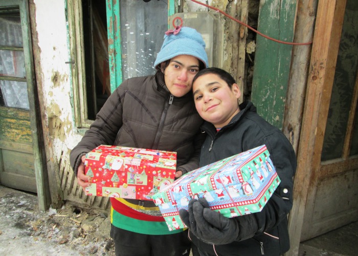 Manchmal das erste Weihnachtsgeschenk in ihrem Leben: 2016 erhielten über 80.000 Kinder, wie hier in Rumänien, ein liebevoll gepacktes "Geschenk mit Herz". Foto:humedica