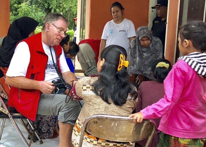 Die Menschen, die unser Team im Westen der Insel Java versorgte, waren teilweise mehrere Tage von der Außenwelt abgeschnitten und benötigen nun nicht nur medizinische und psychische Betreuung, sondern auch dringend Lebensmittel. Foto:humedica/Daniel Reiter