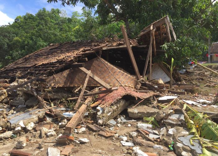 Die Zerstörung die der Tsunami kurz vor Weihnachten auf den Inseln Java und Sumatra anrichtete war massiv. Foto: Daniel Reiter/humedica