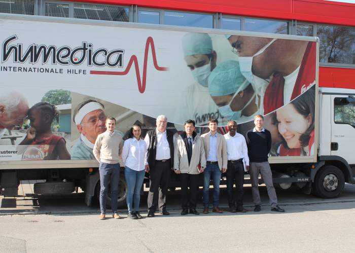 Besuchte diehumedica-Zentrale in Kaufbeuren und bat um Unterstützung: der nordkoreanische Botschaftsrat Kim Hak (mitte). Foto:humedica