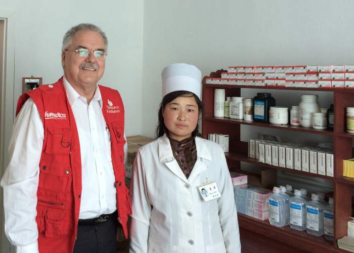 humedicakonnte in den vergangenen Jahren beinahe jährlich Hilfsgüterlieferungen nach Nordkorea schicken - meist medizinisches Equipment, Medikamente oder Lebensmittel. Die zweckmäße Verwendung wird in regelmäßigen Monitoring-Besuchen überprüft. Hier vonhumedica-Geschäftsführer Wolfgang Groß. Foto:humedica