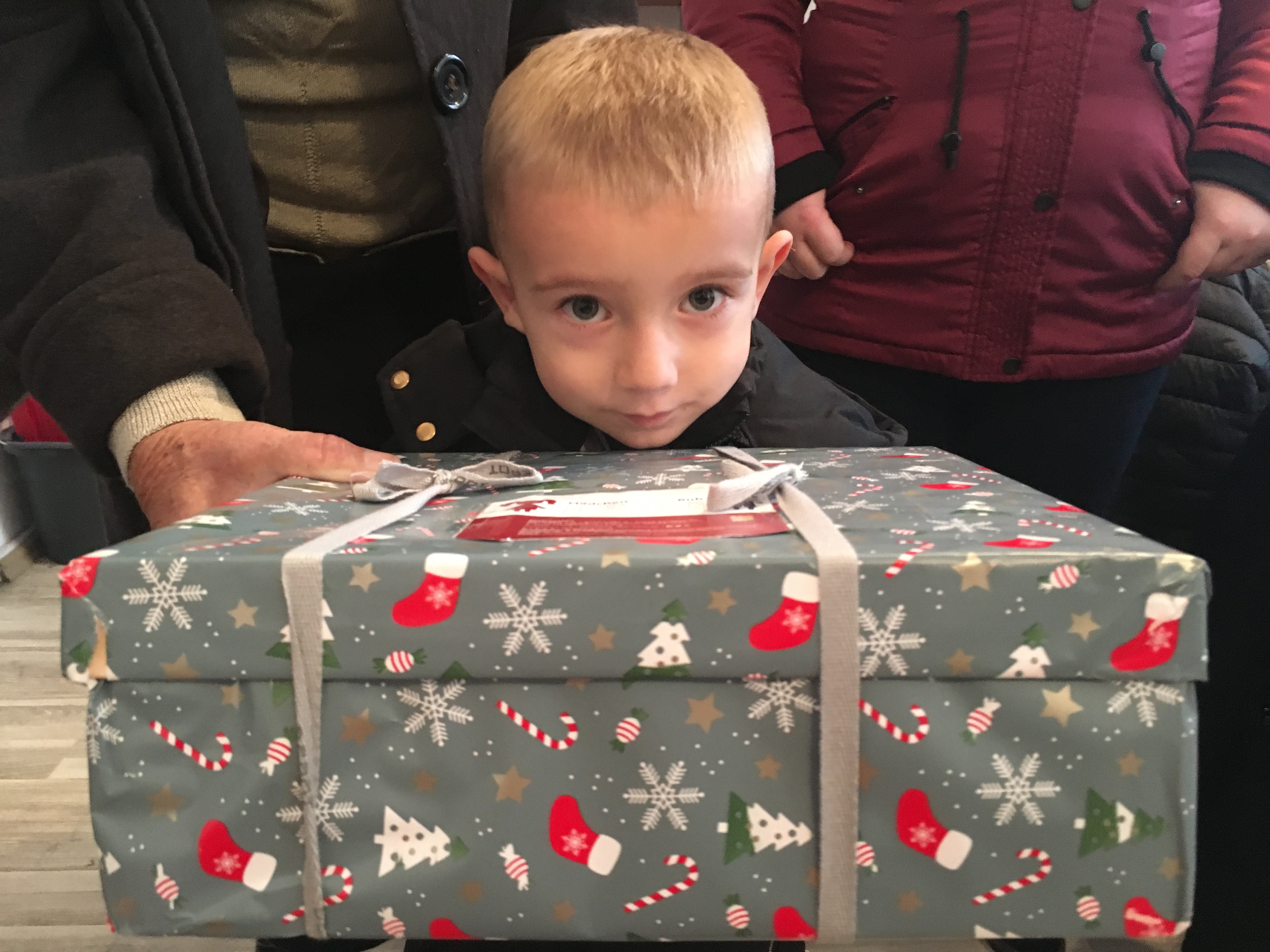 Weihnachtsaktion „Geschenk mit Herz“ sorgt für strahlende Kinderaugen