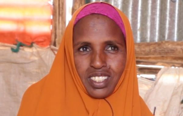 Amina und ihre Familie leben seit acht Jahren im Flüchtlingslager. Eine Perspektive zurück zu kehren, hat sie nicht.