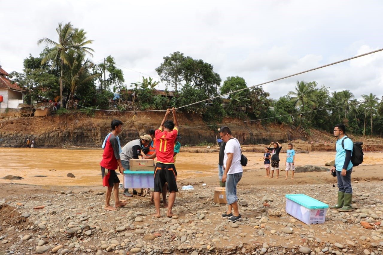 Mit einer Seilwinde und einem Boot brachte unser Team die Hilfsgüter über den reißenden Fluss. Foto: Daniel Reiter,humedica