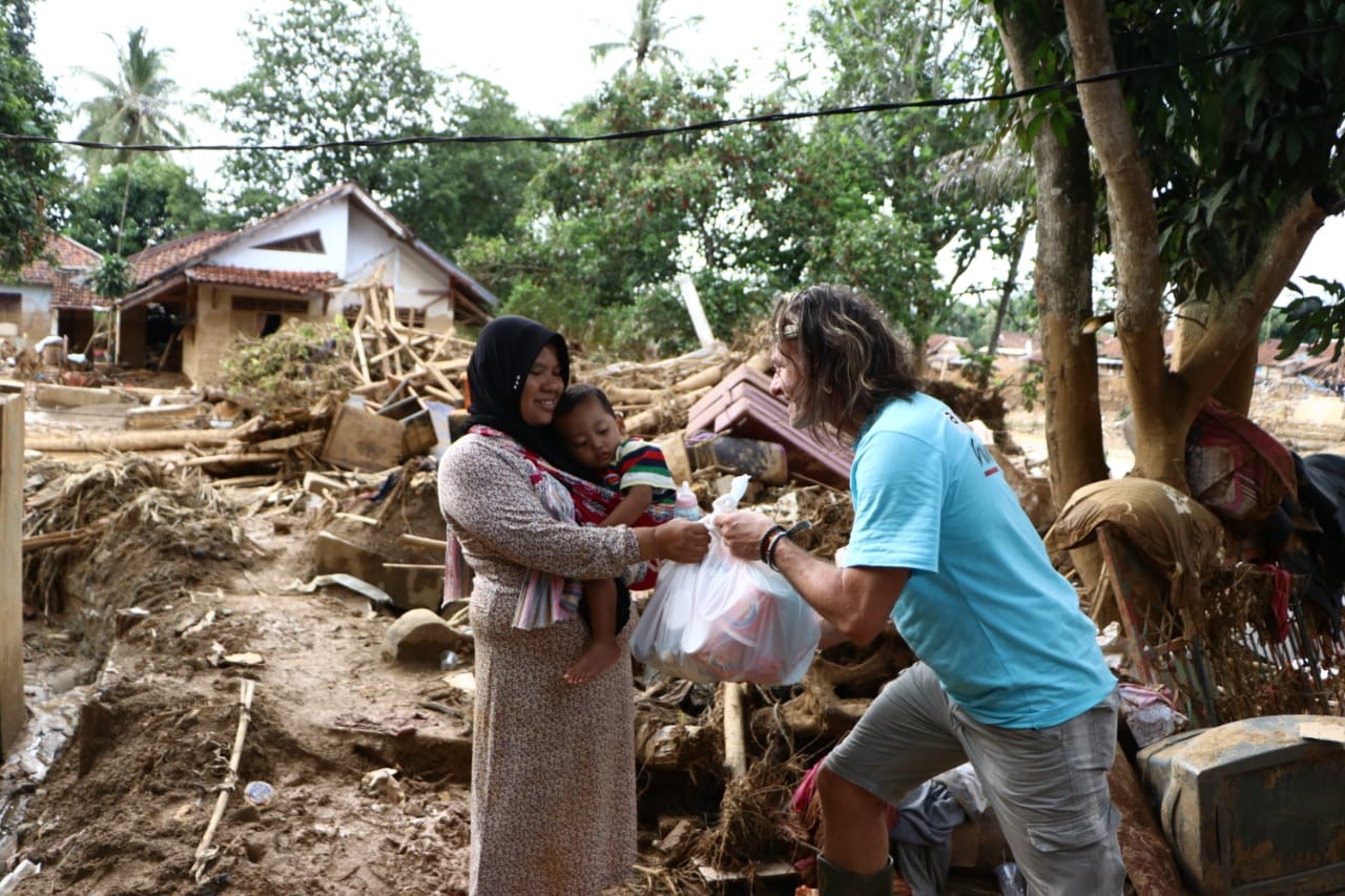 An den Tagen nach der Katastrophe verteilen unsere Einsatzkräfte vor allem Hygieneartikel. Foto: Daniel Reiter,humedica.