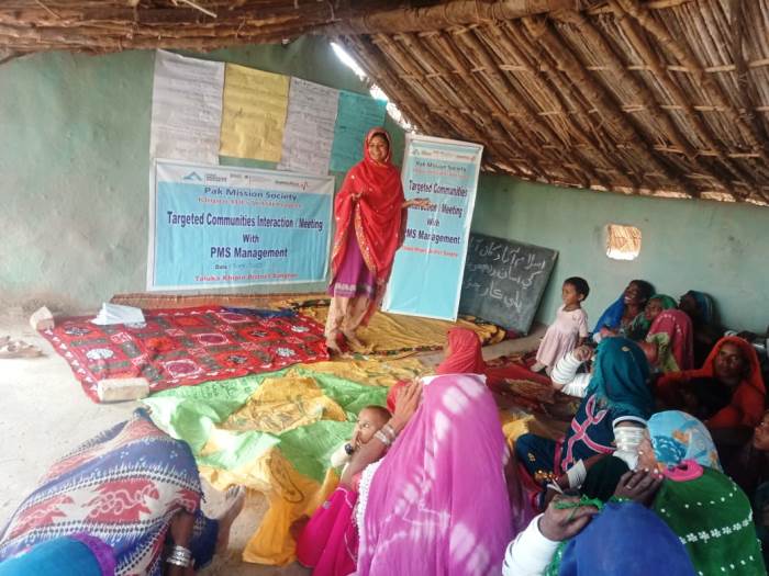 Die Menschen im Dorf werden geschult, wie sie den Brunnen bedienen und warten können. Foto: PMS