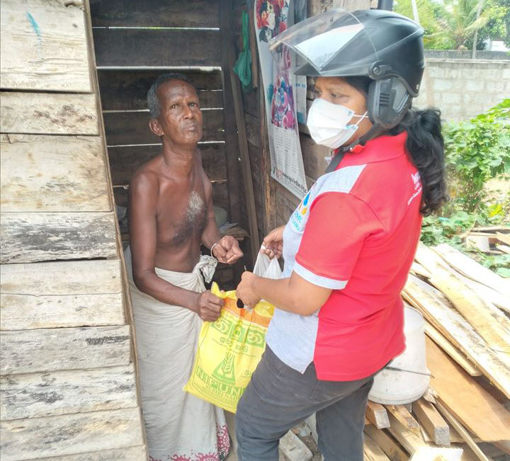humedicaLanka ist unermüdlich im Einsatz und verteilt das Nötigste an die Menschen. Foto:humedicaLanka