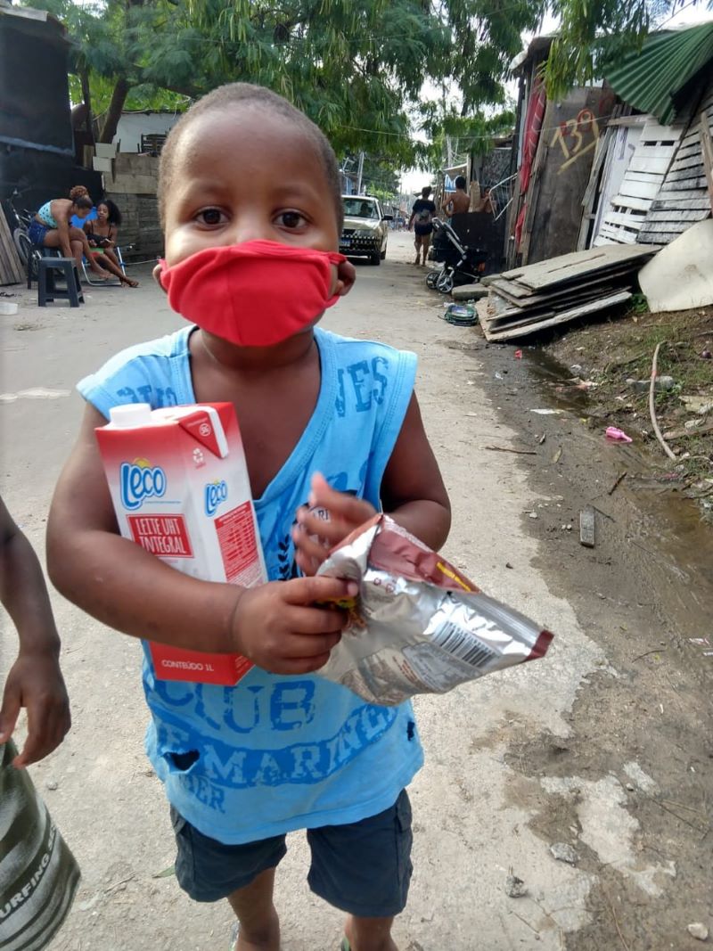 Brasilien ist besonders von COVID 19 betroffen. In den Armenvierteln rund um Rio de Janeiro verteilt humedicabrasil Lebensmittel an bedürftige Familien.