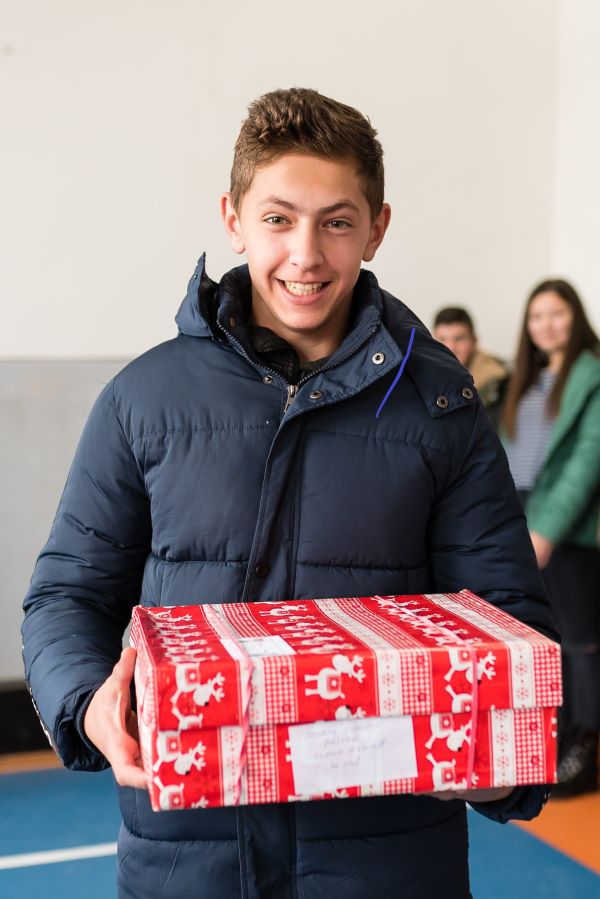 Auch große Jungen freuen sich über Geschenke mit Herz. Für sie werden meistens die wenigsten Päckchen gepackt. Foto: humedica