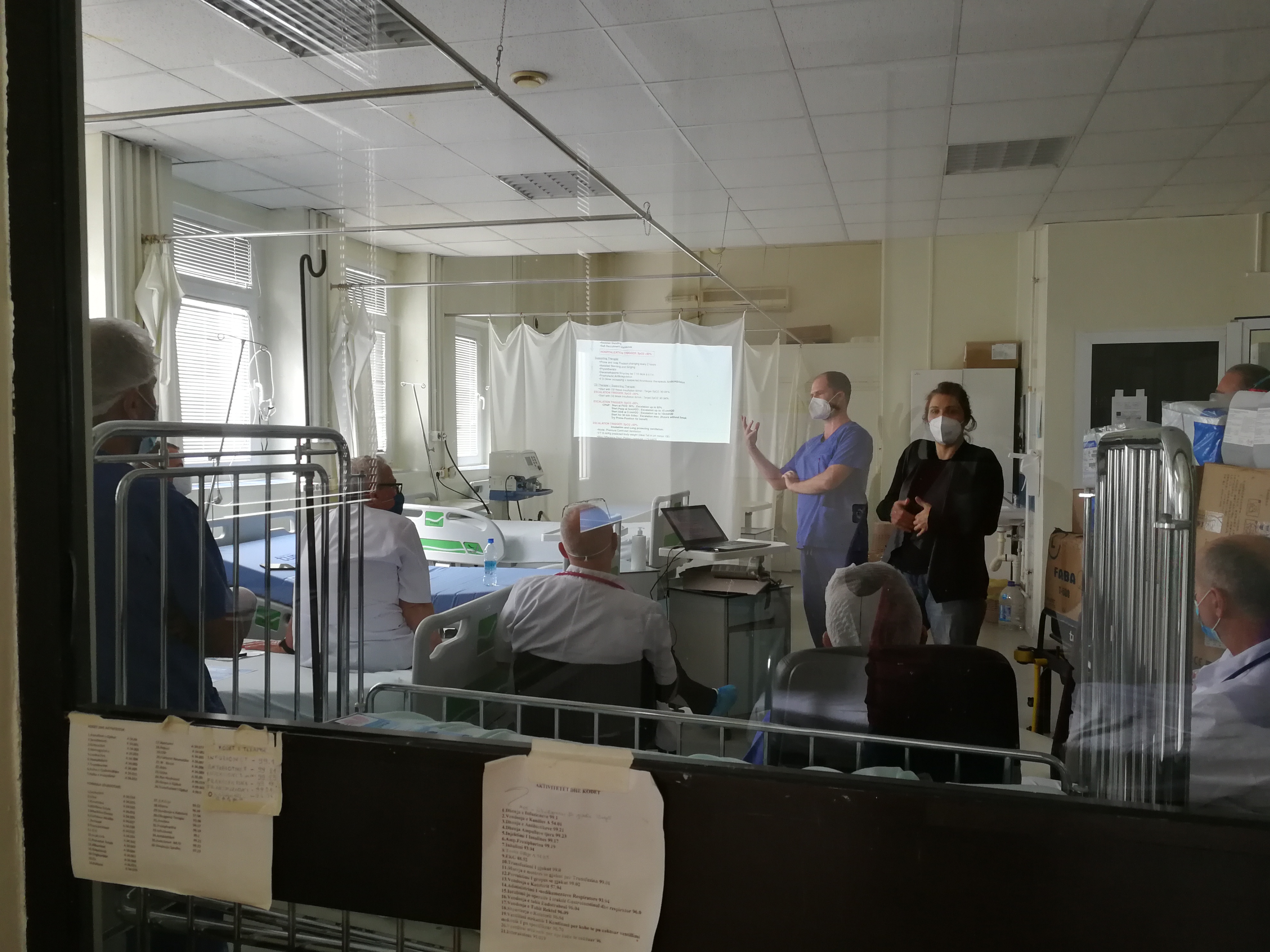 Das Einsatzteam schulte das medizinische Personal im Kosovo zum Teil in den Patientenzimmern. Foto:humedica