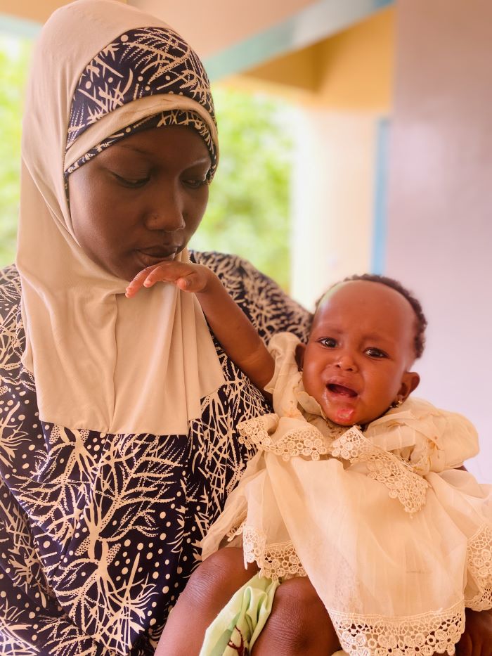 Barira und ihre Tochter Aissa haben einen weiten Weg auf sich genommen, um in die Klinik zu kommen. Foto: humedica