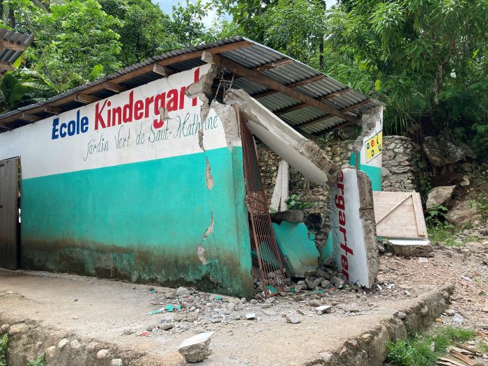 Diese Schule wurde beim Erdbeben im Sommer auf Haiti komplett zerstört. Eine neue zu bauen, dauert Jahre. humedica hat deshalb Übergangsschulen gebaut, damit die Kinder schnell wieder lernen können. Foto: humedica