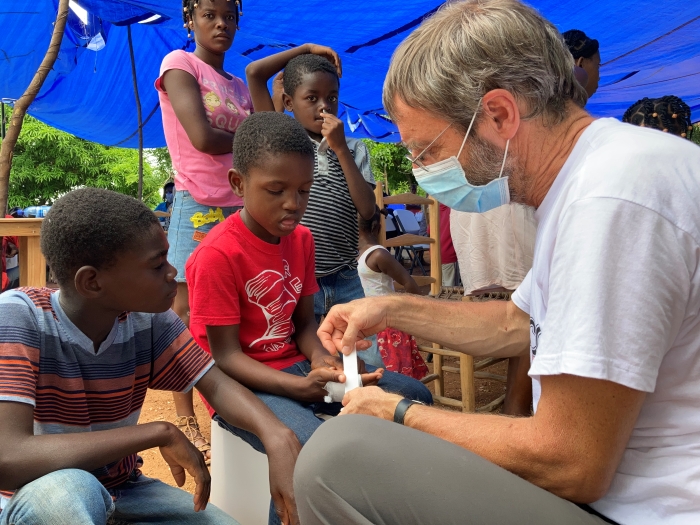 Das Einsatzteam von humedica behandelte unter freiem Himmel und in Zelten. Foto: humedica