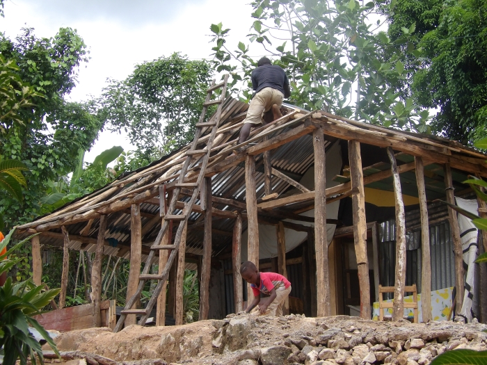 humedica verteilt Holz, Wellblech und Nägel, damit die Menschen nach dem Erdbeben auf Haiti ihre Häuser wieder aufbauen können. Foto: humedica