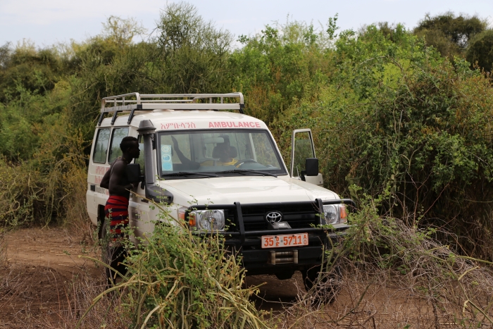 Der Krankenwagen in Dus muss regelmäßig durch unwegsames Gelände. Foto: humedica
